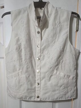 New Without Tags Women's Mountain Lake Embroidered Quilted Vest - Cream